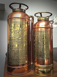 кронштейн огнетушитель газ-2410. огнетушитель оп-10э. огнетушитель углекислотный оп-2. огнетушитель алана крея. старинный огнетушитель.