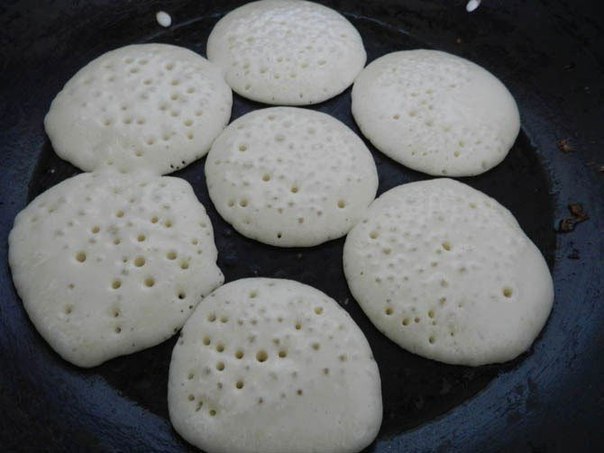 Оладушки как у бабушки Итак, на слегка забродивший пакет кисломолочного продукта (в моём случае это ряженка- 500 гр.)Что нужно: Яйца 2 шт.Мука примерно 220-250 гр. (всё зависит от плотности