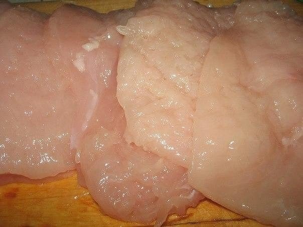 Куриные отбивные в кляре с сыром. Ингредиенты:1 крупная куриная грудка150 гр твердого сыра2 яйца2 ст. л. майонеза2 ст. л. мукихмели-сунелисольперецукропПриготовление:Вечный вопрос - как