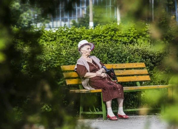 Противная бабка Она всегда сидела у нашего подъезда. Обычная бабка: кофточка, тряпичная сумка, старые очки. Я помню бабу Аню с детства. Жила одна, мы никогда не видели кого-то из ее