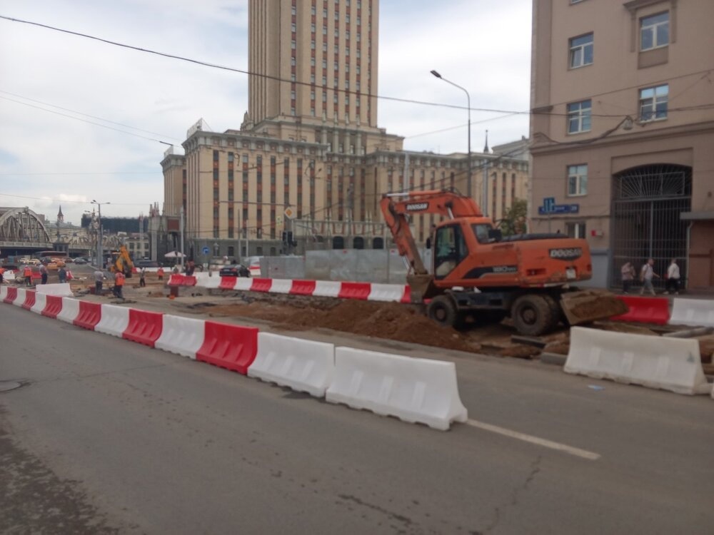 ТРАМВАЙНАЯ ПЕРЕСТРОЙКА В РАЙОНЕ КОМСОМОЛЬСКОЙ ПЛОЩАДИ Это картинка