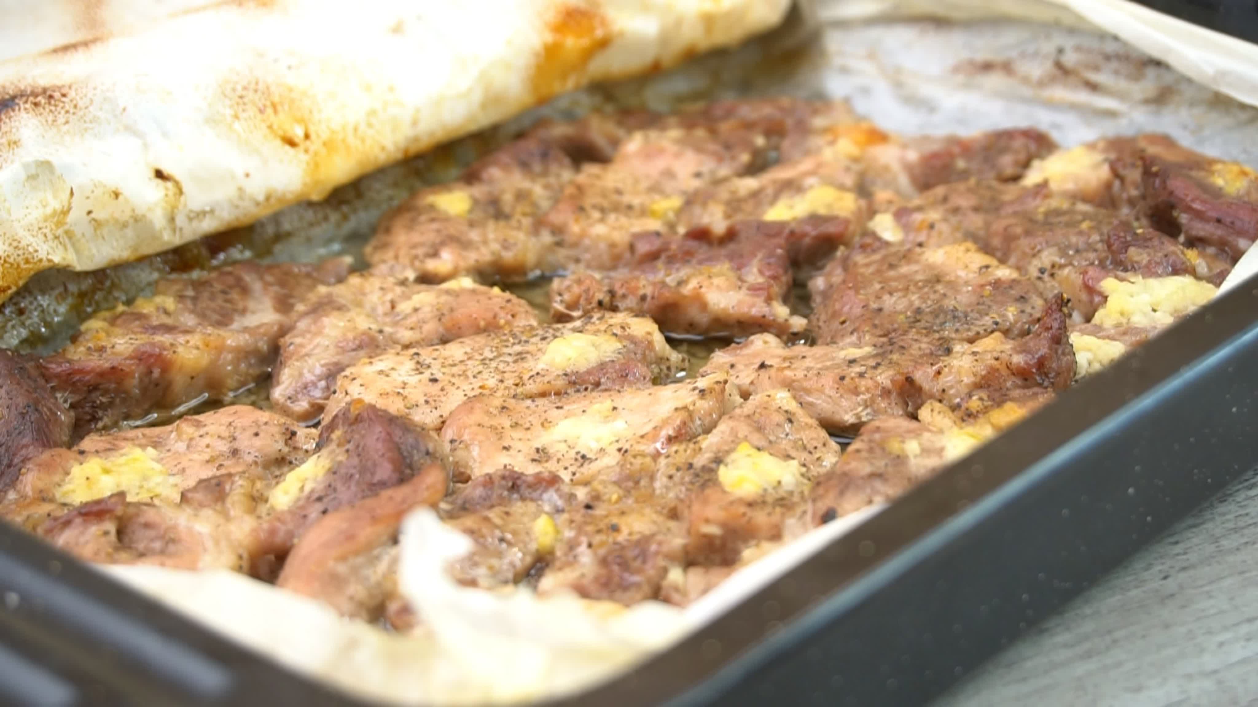 Мясо на пергаменте. Мясо в духовке на пергаментной бумаге. Мясо в пергаменте и фольге в духовке. Мясо в бумаге для запекания. Мясо в бумаге для запекания в духовке.