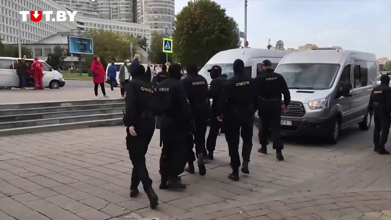 Возле задержала. ОМОН на бронетехнике на протестах в Беларуси. Микроавтобус протестующие Беларусь.